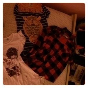 I'm selling a bundle of 3 cute girl kid tops.